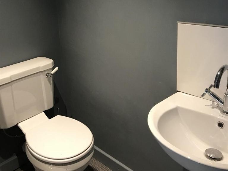 No.16 Hotel Seaham Værelse billede A modern toilet and sink